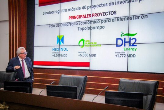 Gobernador Rocha Moya imparte conferencia magistral en el Centro de Estudios Superiores Navales