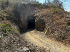 Rescatan al primer trabajador de la mina “Santa Fe” en Rosario, Sinaloa