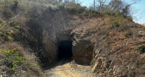 Rescatan al primer trabajador de la mina “Santa Fe” en Rosario, Sinaloa