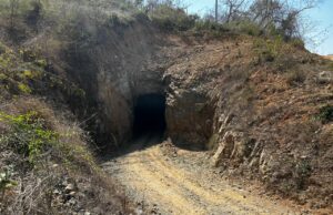 Rescatan al primer trabajador de la mina “Santa Fe” en Rosario, Sinaloa