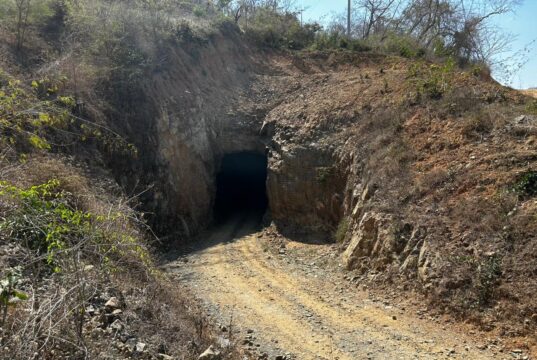 Rescatan al primer trabajador de la mina “Santa Fe” en Rosario, Sinaloa