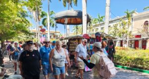 Recibe Mazatlán a más de 5 mil turistas en doble arribo de crucero
