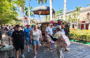 Recibe Mazatlán a más de 5 mil turistas en doble arribo de crucero