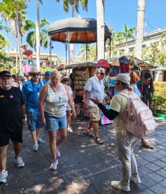 Recibe Mazatlán a más de 5 mil turistas en doble arribo de crucero