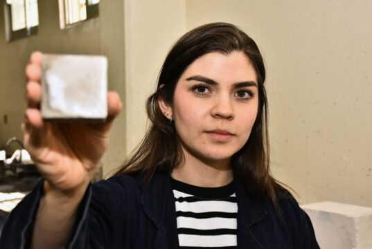 Investigadora desarrolla cementantes alternativos para reducir hasta un 70% las emisiones de CO2