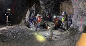 Rescatan un segundo minero con vida en El Rosario