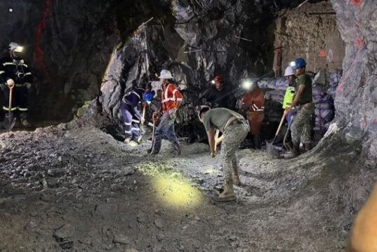 Rescatan un segundo minero con vida en El Rosario