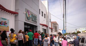 Más de 700 personas acuden a registro de apoyos de lentes y aparatos auditivos en DIF Culiacán