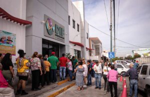 Más de 700 personas acuden a registro de apoyos de lentes y aparatos auditivos en DIF Culiacán