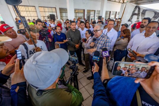 Gobernador Rocha Moya se reunió con miembros de comunidades indígenas de Ahome