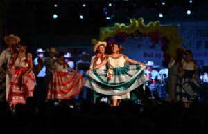 La Guelaguetza y el color de Oaxaca engalanan el inicio del XXXI Festival Internacional Universitario de la Cultura 2026, en el 153 aniversario de la UAS