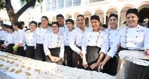 Oaxaca envuelve con su sabor y tradición el 153 aniversario de la UAS; estudiantes de Gastronomía recrean su herencia culinaria en el inicio del FIUC 2026