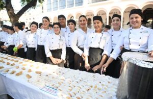 Oaxaca envuelve con su sabor y tradición el 153 aniversario de la UAS; estudiantes de Gastronomía recrean su herencia culinaria en el inicio del FIUC 2026