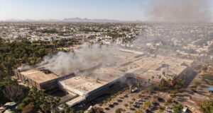 Continúan labores de atención y control tras incendio en plaza comercial de Los Mochis
