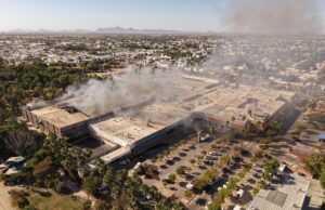 Continúan labores de atención y control tras incendio en plaza comercial de Los Mochis