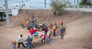 Continúan trabajos de mantenimiento y mejora urbana en vialidades de Culiacán