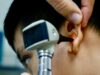 Otorga Beneficencia Pública vibradores óseos a pacientes con problemas auditivos