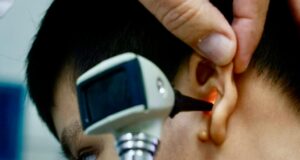 Otorga Beneficencia Pública vibradores óseos a pacientes con problemas auditivos