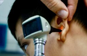 Otorga Beneficencia Pública vibradores óseos a pacientes con problemas auditivos