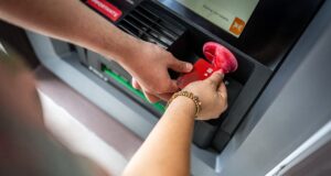 ¡Aguas con los desplazadores de tarjetas en cajeros! Denuncia al 911 o 089 presencia de personas sospechosas