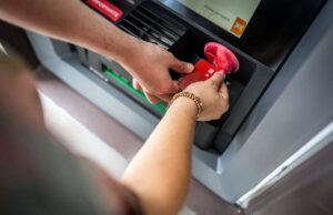 ¡Aguas con los desplazadores de tarjetas en cajeros! Denuncia al 911 o 089 presencia de personas sospechosas