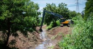 Refuerza Ayuntamiento trabajos de limpieza y desazolve tras lluvias en Culiacán