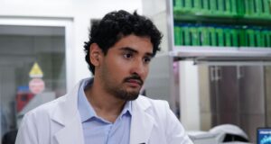Diego Yahir, egresado de la Facultad de Medicina de la UAS, presenta en Europa innovadora “biopsia virtual” contra el cáncer de mama metastásico