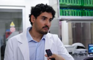 Diego Yahir, egresado de la Facultad de Medicina de la UAS, presenta en Europa innovadora “biopsia virtual” contra el cáncer de mama metastásico
