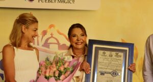 Recibe Delia Barraza el galardón “Cosalteco Distinguido”