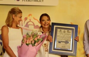 Recibe Delia Barraza el galardón “Cosalteco Distinguido”