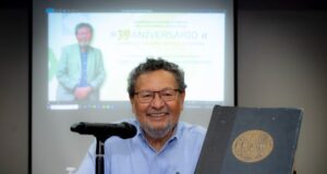 Élmer Mendoza reivindica el poder de la lectura y llama a las nuevas generaciones a construir su propio criterio en tiempos de redes sociales e inmediatez