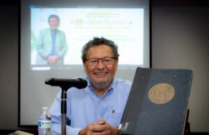 Élmer Mendoza reivindica el poder de la lectura y llama a las nuevas generaciones a construir su propio criterio en tiempos de redes sociales e inmediatez