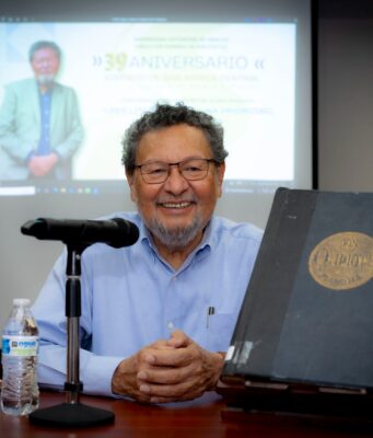 Élmer Mendoza reivindica el poder de la lectura y llama a las nuevas generaciones a construir su propio criterio en tiempos de redes sociales e inmediatez