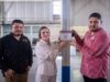 Entrega Ana Miriam Ramos distintivo Impulso NAFIN a Bolsas Impresas Miner