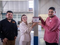Entrega Ana Miriam Ramos distintivo Impulso NAFIN a Bolsas Impresas Miner