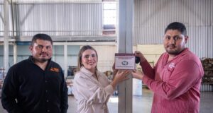 Entrega Ana Miriam Ramos distintivo Impulso NAFIN a Bolsas Impresas Miner