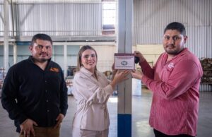 Entrega Ana Miriam Ramos distintivo Impulso NAFIN a Bolsas Impresas Miner