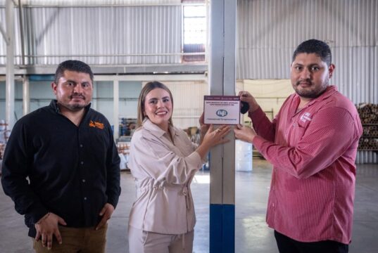 Entrega Ana Miriam Ramos distintivo Impulso NAFIN a Bolsas Impresas Miner