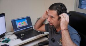 Docente de la UAS desarrolla tecnología de realidad virtual y sensores hápticos para optimizar la rehabilitación motriz en niños con autismo