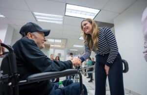 Atendiendo solicitudes ciudadanas Ana Miriam Ramos entrega 20 sillas de ruedas