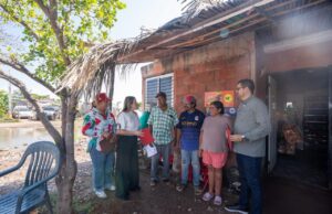 Entregan apoyos económicos a familias afectadas por el mar de fondo en Cospita