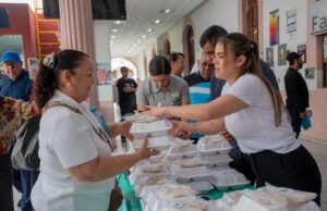 Ana Miriam Ramos visita a familiares de pacientes hospitalizados en el Hospital Civil